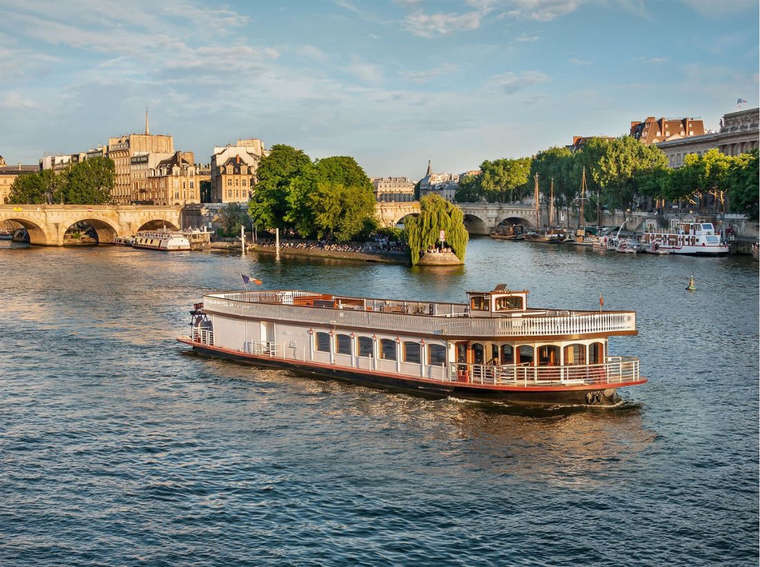 Bastille, bateau à roues, extérieur sur la Seine