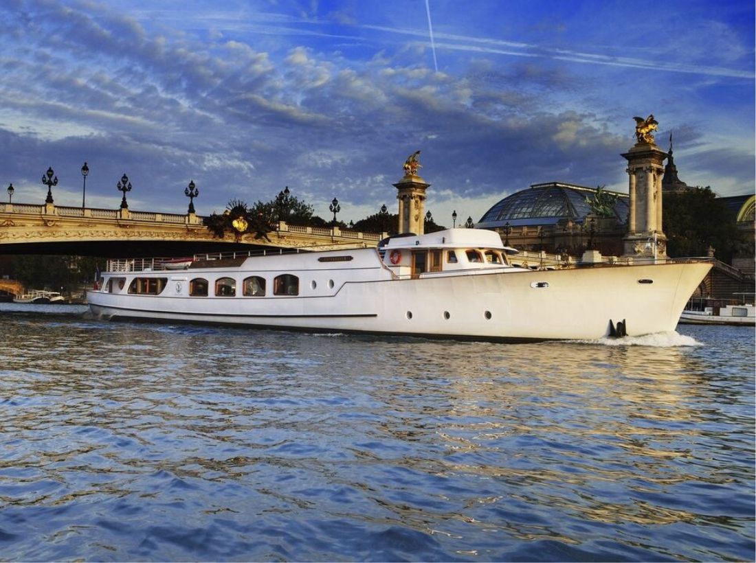 Belleville, yacht devant le Pont Alexandre III
