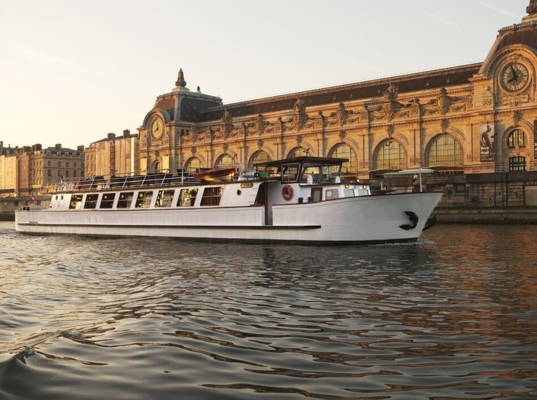Concorde, yacht devant le Musée d'Orsay