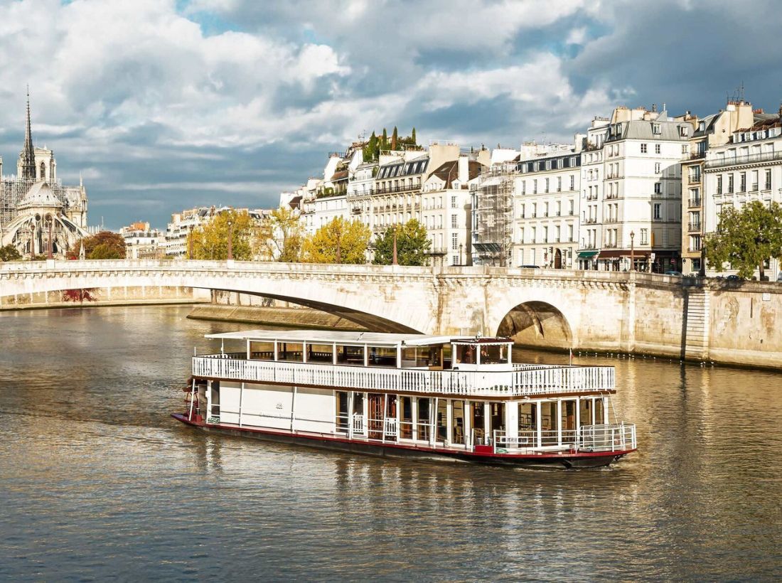 Odéon, bateau à roues, devant Notre-Dame