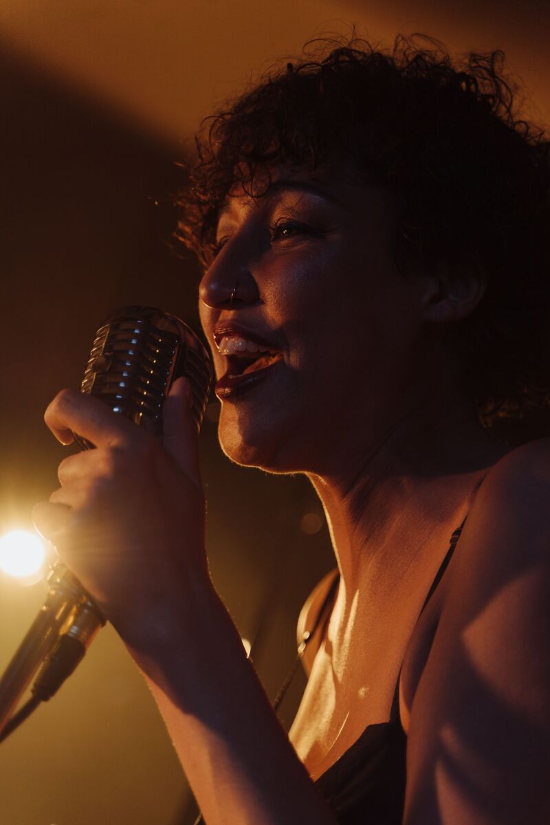 Chanteuse en direct à bord